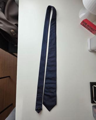 👔✨ Cravatta DKNY 100% Seta – Blu Gessata