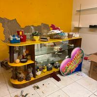 Banco da negozio con espositore