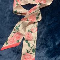 Sciarpa di seta stretta con motivo a perle rosa