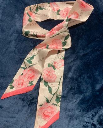 Sciarpa di seta stretta con motivo a perle rosa