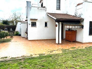 Villino ampia metratura con 150 mq di giardino
