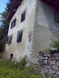 Rustico da ristrutturare con 30700 mq di terreno