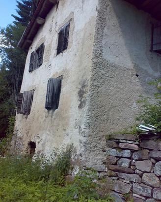Rustico da ristrutturare con 30700 mq di terreno
