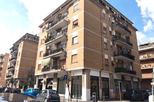 Portuense - locale commerciale con canna fumaria