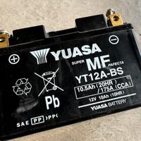 Batteria moto 12V YT12A-BS Yuasa 10.5Ah