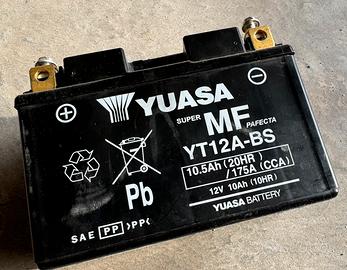 Batteria moto 12V YT12A-BS Yuasa 10.5Ah