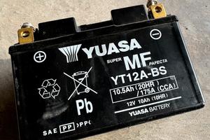 Batteria moto 12V YT12A-BS Yuasa 10.5Ah