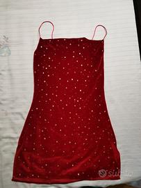 vestito natalizio di velluto rosso con stelline