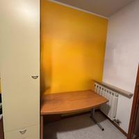 Camera con letto a castello, scrivania e mobile