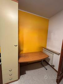 Camera con letto a castello, scrivania e mobile