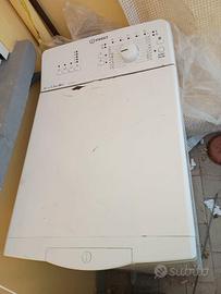 Lavatrice Indesit carica dall'alto