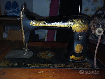 macchina da cucire Singer antica con mobile