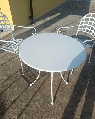 2 tavoli e 6 sedie 