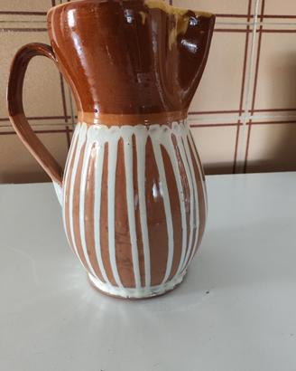 brocca tradizionale in terracotta smaltata