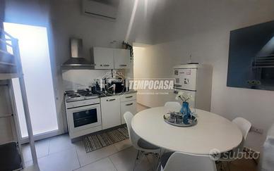 Bilocale con negozio in darsena