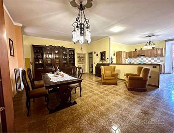 Appartamento di 230 m² con più di 5 locali e box a
