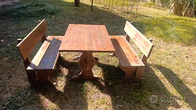 tavoli e panche in legno