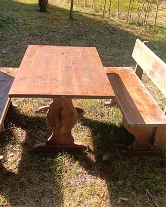 tavoli e panche in legno