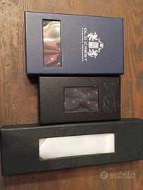 Papillon nero pois rossi e cravatta bianca 