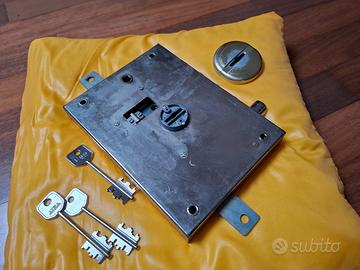 Serratura a doppia mappa per porta blindata