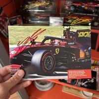 Foto ferrari autografata leclerc