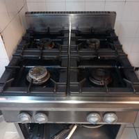 cucina 4 fuochi professionale 