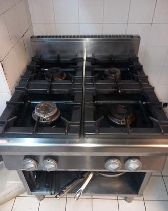 cucina 4 fuochi professionale 