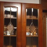 mobile in ciliegio con vetri artistici 