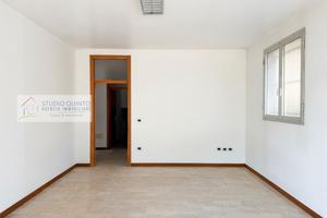 Locali direzionali fronte strada con vetrine