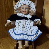 Bambola da collezione vintage su dondolo