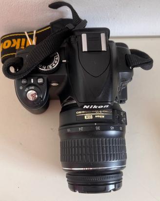 Nikon D3100 + Obiettivo AF-S DX 18-55mm – Pari al