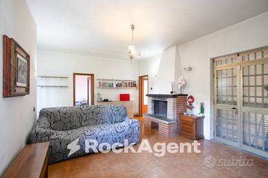 PORZIONE DI VILLINO CON AMPIO GIARDINO