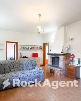 PORZIONE DI VILLINO CON AMPIO GIARDINO