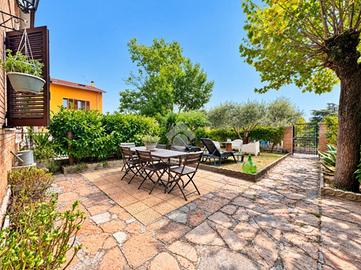 VILLA A SCHIERA A SIGILLO