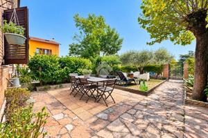 VILLA A SCHIERA A SIGILLO