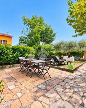 VILLA A SCHIERA A SIGILLO