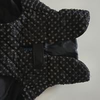 Cappottino   nero , pettorina rosa e una nera