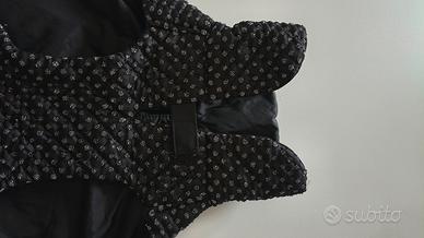 Cappottino   nero , pettorina rosa e una nera