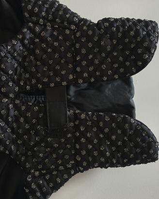 Cappottino   nero , pettorina rosa e una nera