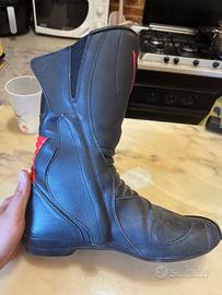 Stivali dainese racing colorazione rosso nero