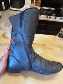 Stivali dainese racing colorazione rosso nero