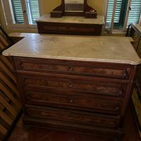 Cassettiere antiche con marmo