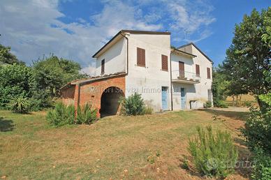 Montepulciano (SI), casa di campagna con terreno