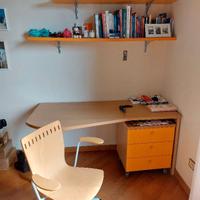 Scrivania con cassettiera, sedia girevole e mensol