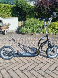 monopattino non elettrico con freni e ruote grandi