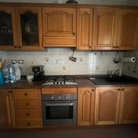 cucina in legno e top in granito.