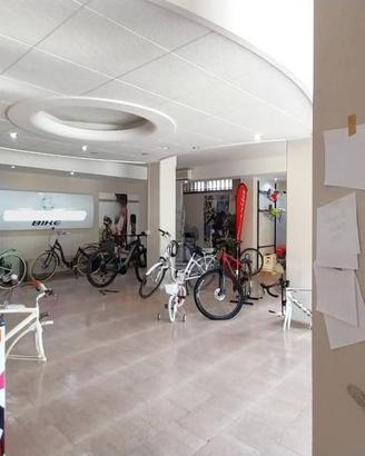 Immobile di 220 m² con 3 locali a Foligno