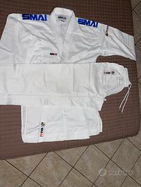 Set di 2 Kimono Smai per karate (WKF approvati)