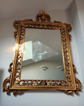 Specchio anni '70  con  cornice dorata intagliata