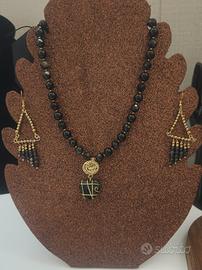 collana con orecchini in ossidiana